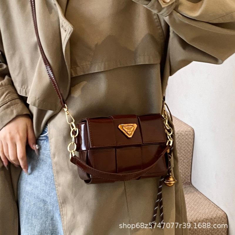 Fashion casual underarm bag women 2025 retro new trend woven small square bag Korean version niche design shoulder bag