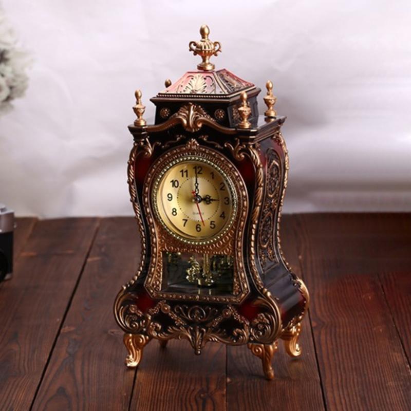 Musikalische stündlich klingende Tischuhr mit Schnitzereien Europäisches Muster und Pendel Kaminuhr für Heim-Bibliotheksdekorationen