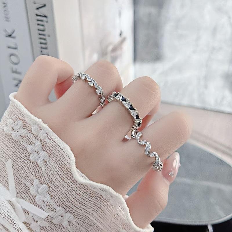 Bague Zir*****Pen Exquise Super Flash Rangée Diamants Lumière de Bague de Luxe Niche Haut Sens Mode Navette Bague Index Personnalisée