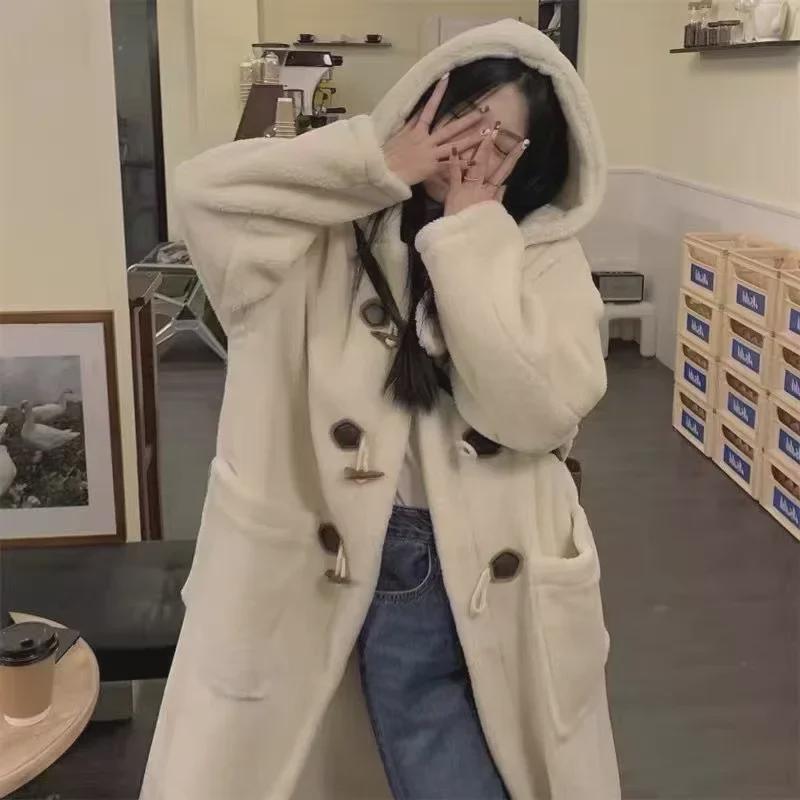 Dámský vlněný bavlněný kabát nad koleno s kapucí a přezkou z jehněčí kůže