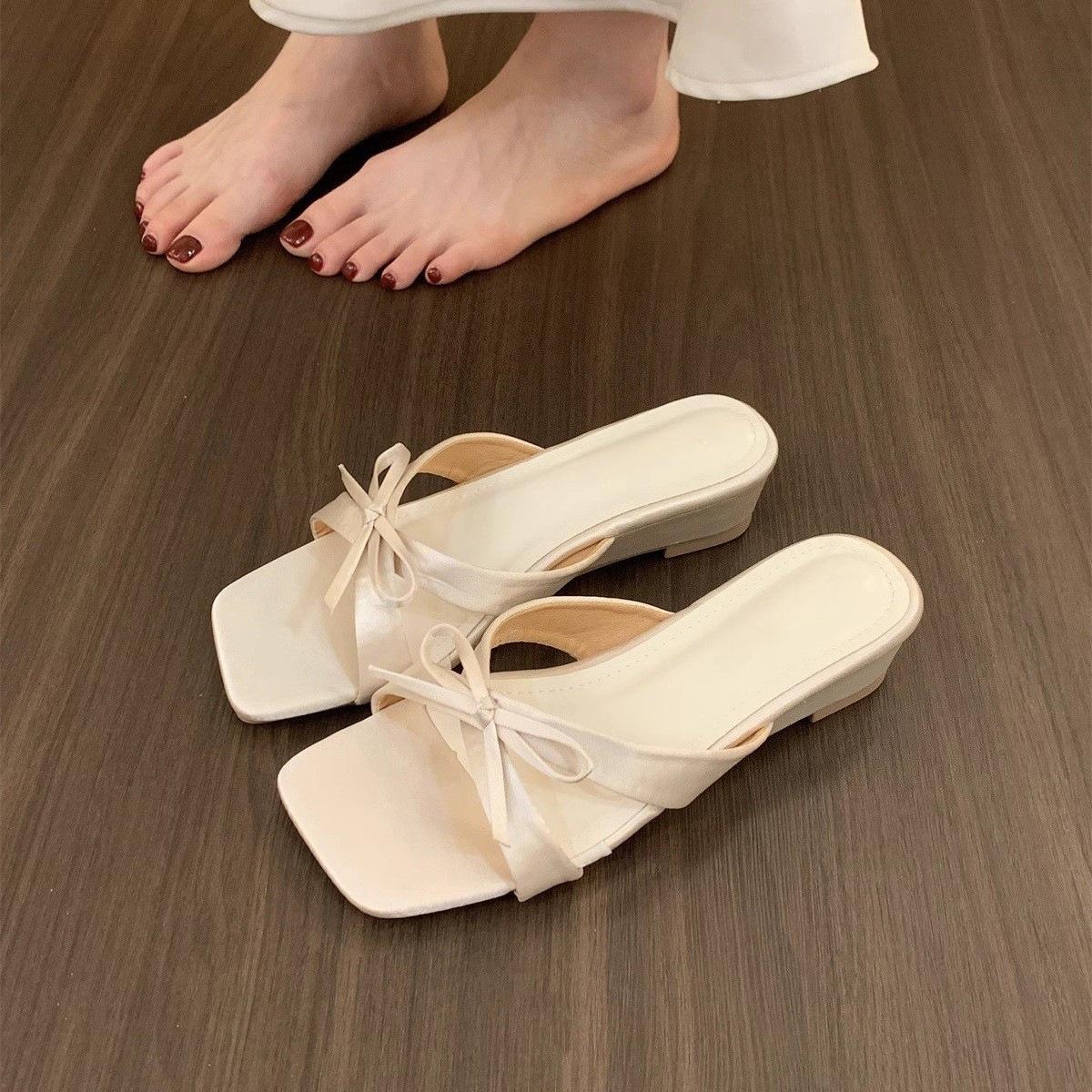 

French beautiful satin cross with open-toed sandals women s 2025 new square head thick-soled cool slippers women s summer wear 40 шампанского