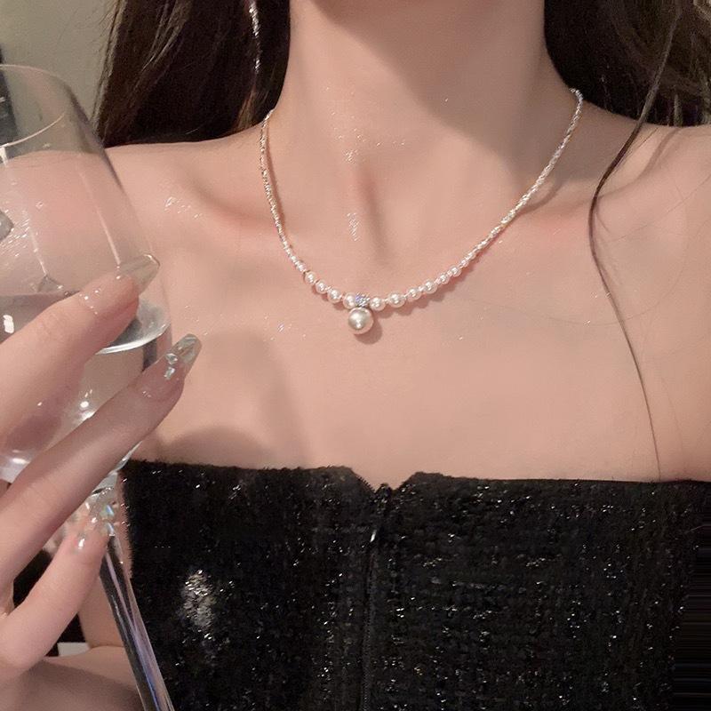 Female Niche Collarbone Necklace