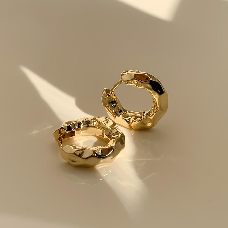 

2024 New Metal High-grade Sense of Fold Circle Earrings Female Niche All Fashion Design Sense Earrings Light Luxury Retro Earrin