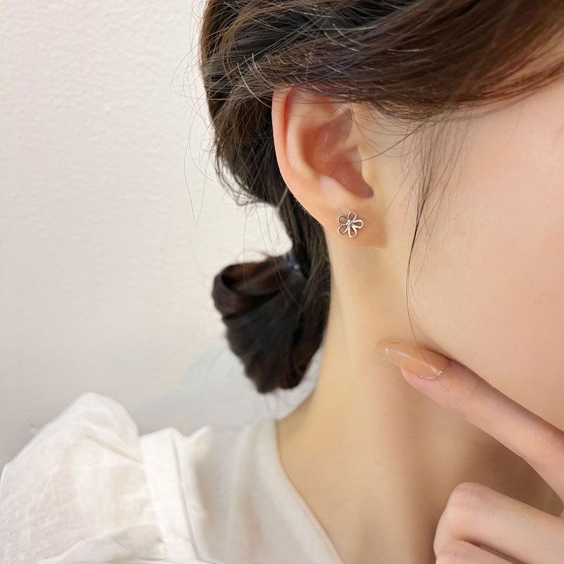 Brincos de Flor Pequena Vazada Brincos Pequenos para Mulheres Brincos Frescos Estudantis Fofos e Divertidos Verão