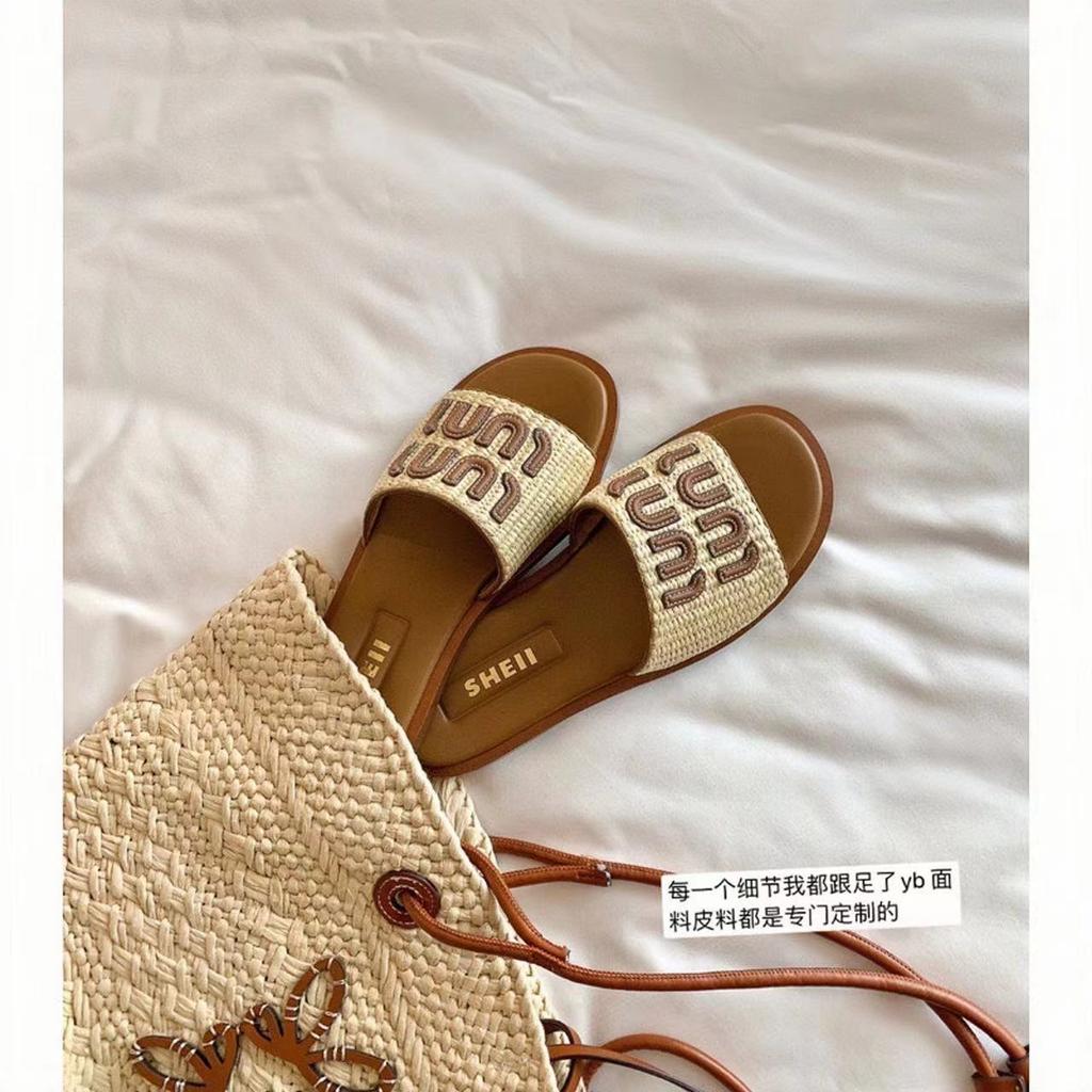 Echtes Leder Amiu's Alphabet Gras gewebte Ein-Wort-Slipper für Frauen zum Tragen Sommer neu Urlaub Strand flache Sandalen