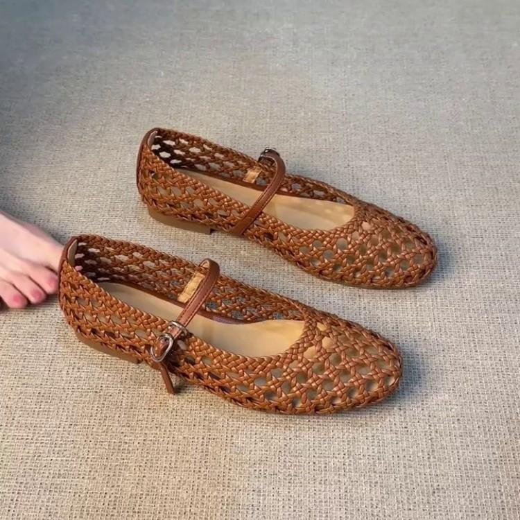 

Sheepskin version~ French hollow woven flat-soled sandals Roman style round head shallow mouth single shoes one-word buckle belt pig cage shoes 40 серебряный