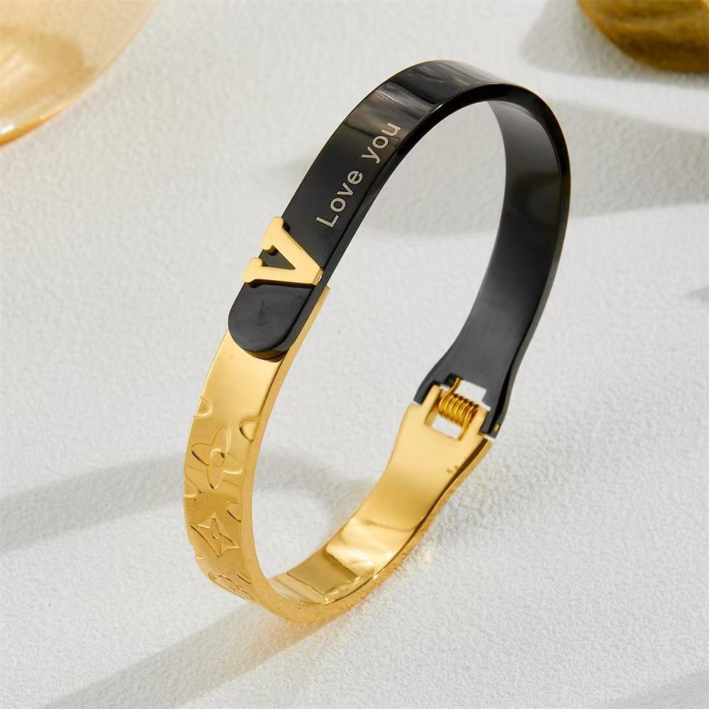 2026 Armband Presbyopie I Serie V-förmiges Kleeblatt-Armband Verblasst nicht, Modisch und Vielseitig, Personalisierter Pendelverkehr
