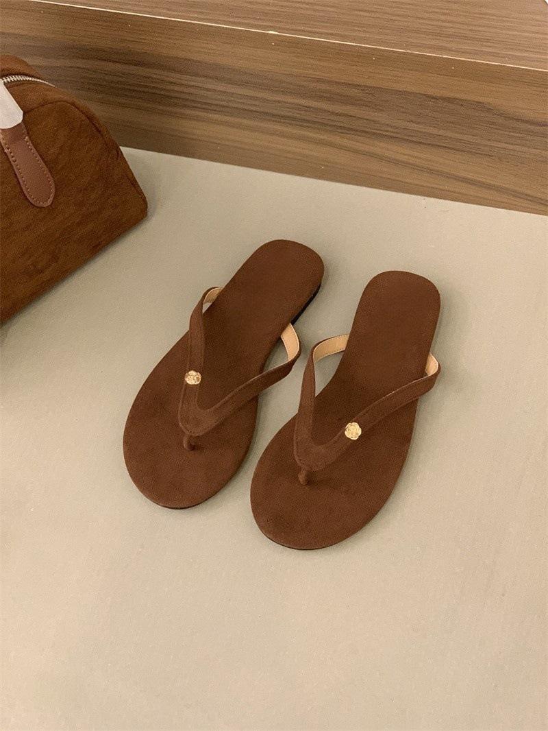 

Французские шлепанцы Xiaoxiangfeng на плоской подошве, женская верхняя одежда 2025 года, универсальные мягкие пляжные тапочки для отдыха на пляже 39 темно-коричневого