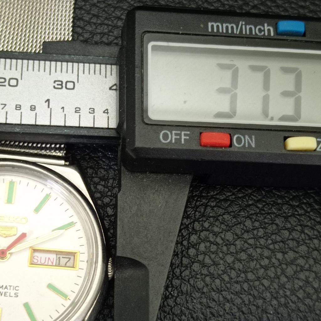 AUTOMATIC VINTAGE SEIKO 5 JAPAN MENS WHITE COLOR DIAL WATCH a702607-1