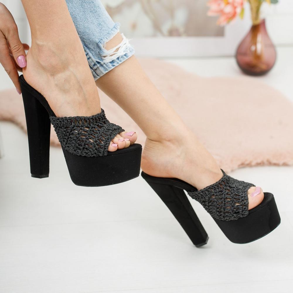 

Черные замшевые туфли на каблуке в сеточку