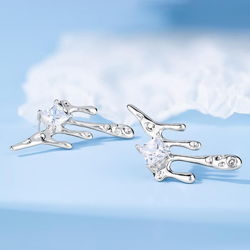 

Капли воды, серьги-гвоздики из лавы, простой женский темперамент, ежедневные поездки на работу, очень текстурированные, серьги с неровной текстурой вулканической породы