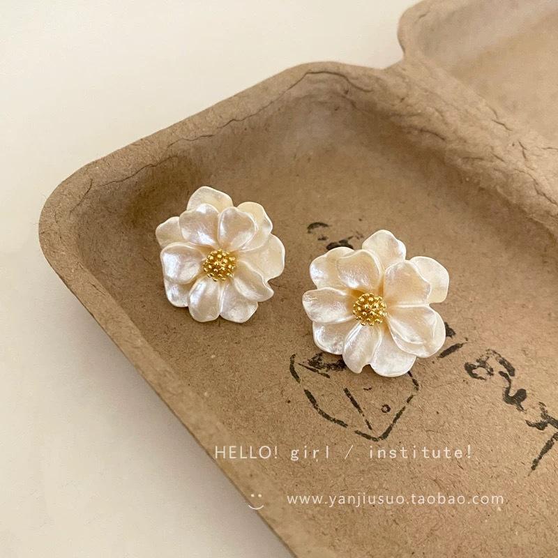 Flower Resin Earrings, Small, Fresh, Simple and Advanced Earrings, Niche Fashion Temperament, Versatile Earrings.