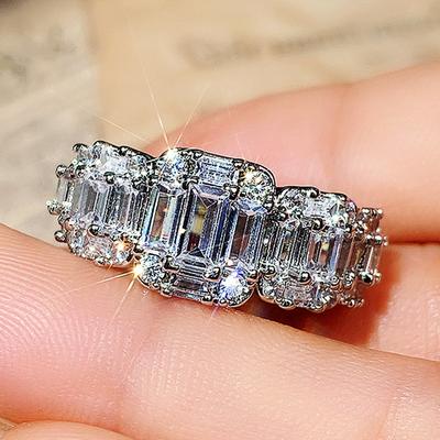 Nye mote løfteringer for kvinner Sølvfarget bånd med blendende hvit kubisk zirkonia Statement fingerring Kvinnesmykker