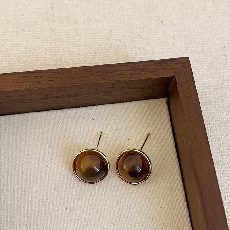 Exquisite Maelard Brown Resin Stud Earrings for Women: High-End, Fashionable, and Versatile Autumn/Winter Ear Accessories