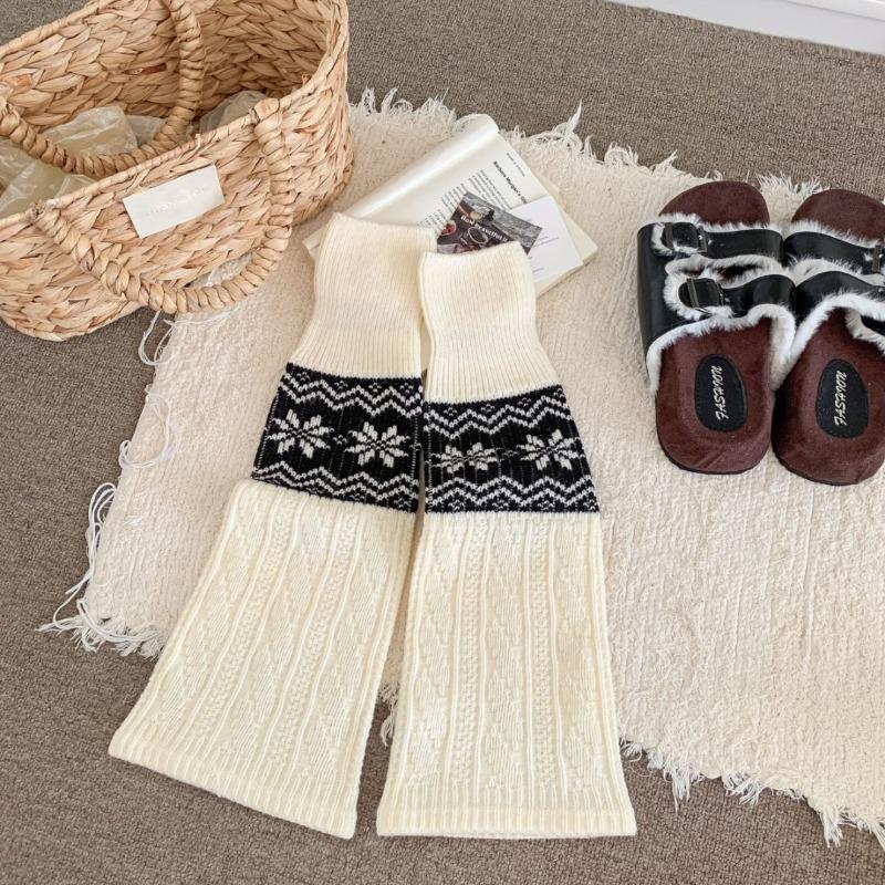 Fell Island Retro Knitted Layered Stockings for Women - Autumn/Winter Thick and Warm Grey Mid-Calf Leg Socks - Reindeer Snowflake Leg Covers