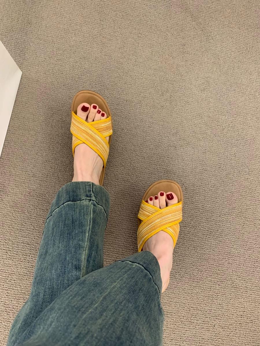 

Flat-bottomed retro woven open-toed cool slippers for women s summer wear, new with skirts, cross-strapped sandals 40