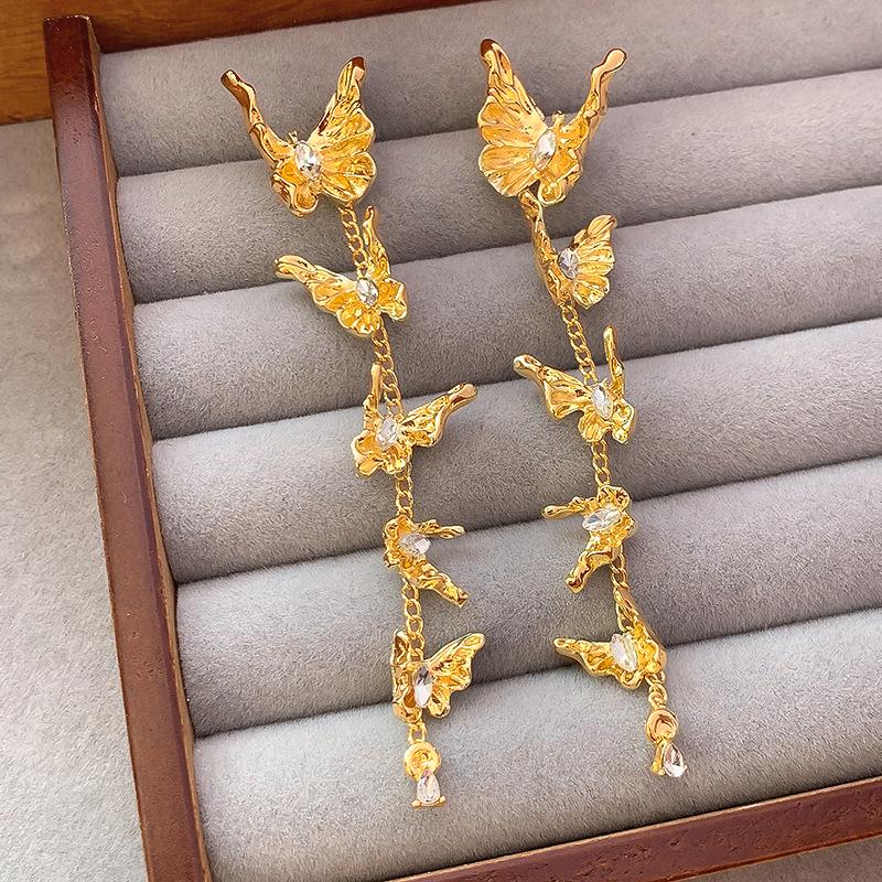 

Трендовые серьги-кисточки с бабочками и жемчугом на весну 2025 для женщин