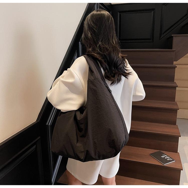 

Japanese ins Casual Canvas Bag Women s 2025 New Trendy Versatile Large Capacity Underarm Bag Class Commuter Shoulder Bag 53*18*32 чёрный