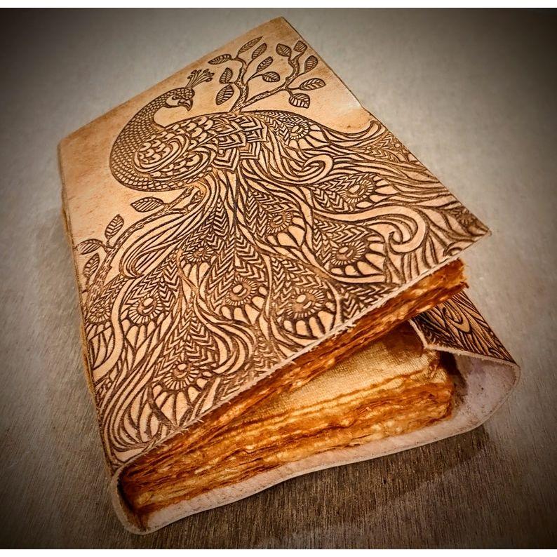 Wunderschönes Pfau-geprägtes Handgefertigtes Ledergebundenes Genähtes Journal - Nachfüllbare Baumwolle Recyceltes Vintage-Stil Seite, Geburtstagsgeschenk für Kinder