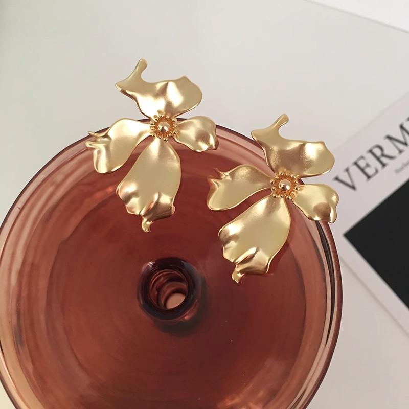 Niche Retro French High-end Temperament Metal Flower Simple Earrings Earrings Women