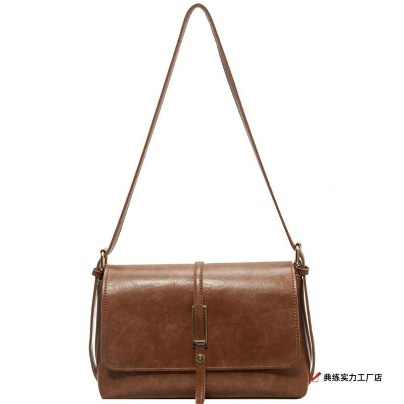 This year, popular small bags are women's new niche one-shoulder underarm bags, high-end texture commuter retro messenger bags.