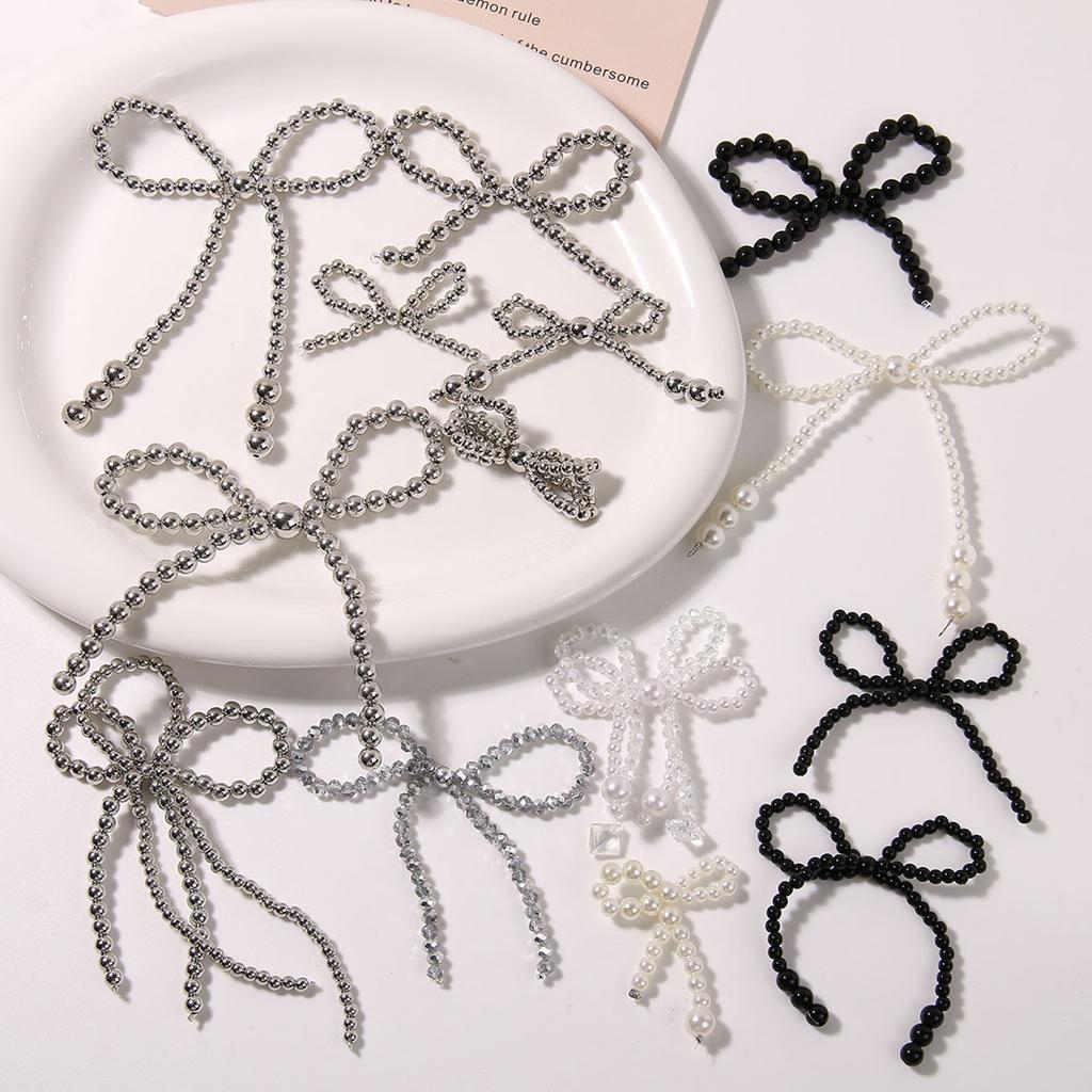 Ručně vyráběný korálkový přívěsek s mašlí, šperková součást, šperková ozdoba, přívěsek na náramek, elegantní mašle, komponent pro šperky