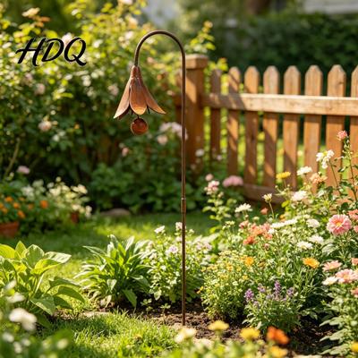 Rustikale Hofdekoration Dekorativer Glockenblumen-Metall-Erdspieß Handgefertigtes Outdoor-Rasenornament Gartenspieße Blumenplastik für Beetpfosten-Kunst
