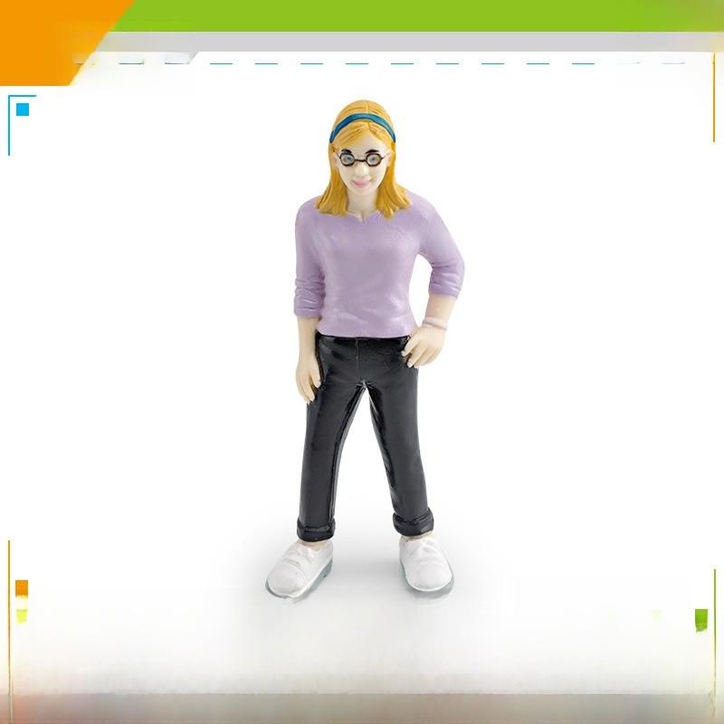 White Family Pvc Figurine Set With Static Family Members For Home Decor And Collection