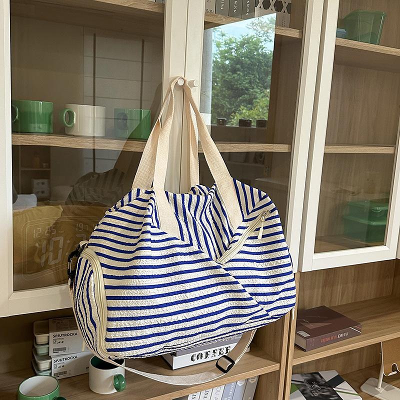 

New Korean-style fresh striped travel bag for women, large capacity, lightweight hand luggage bag, sports and fitness bag Blue and White Stripes