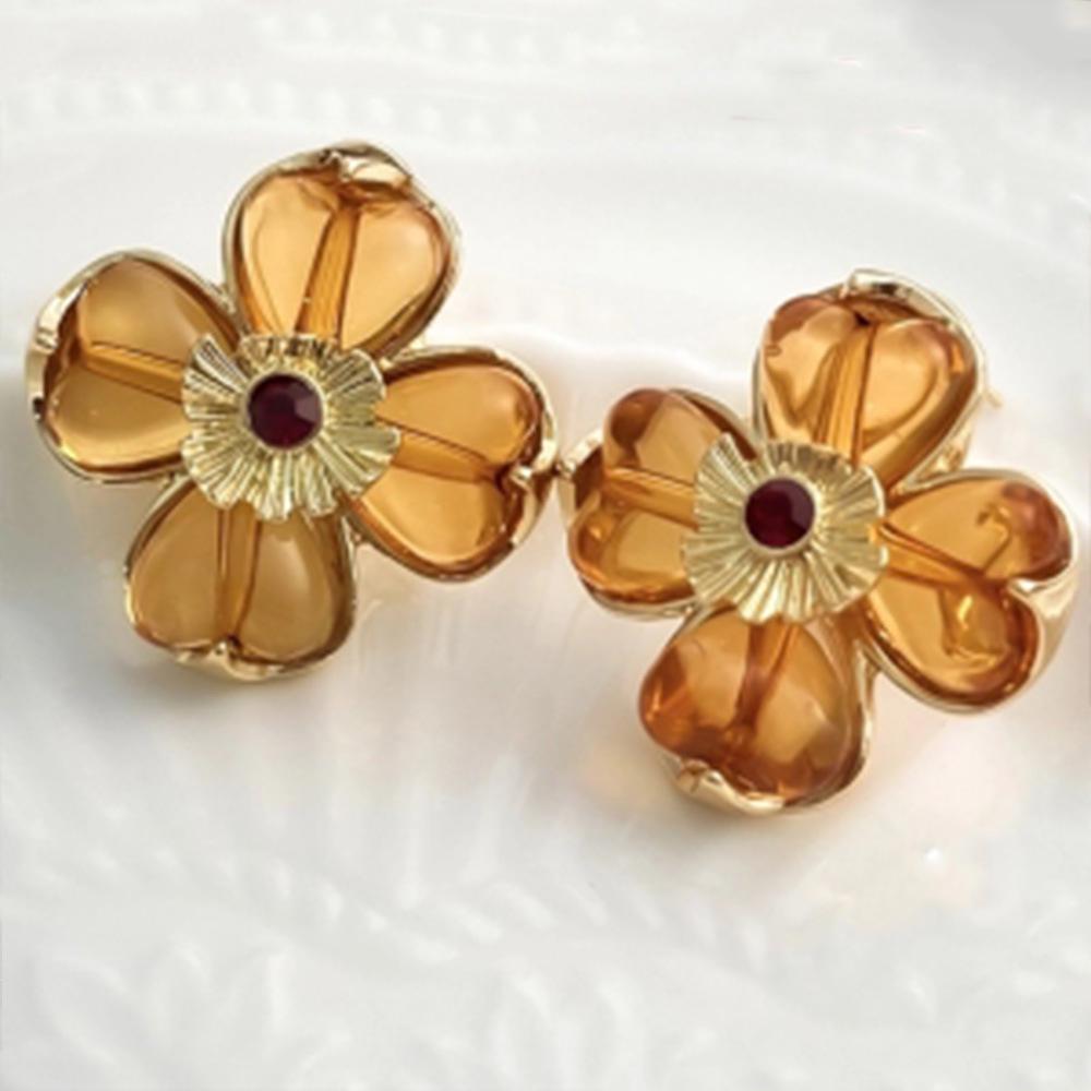 Silver Needle Clover Stud Earrings: Retro Hong Kong Style, Elegant and Fashionable Women's Luxury Jewelry.