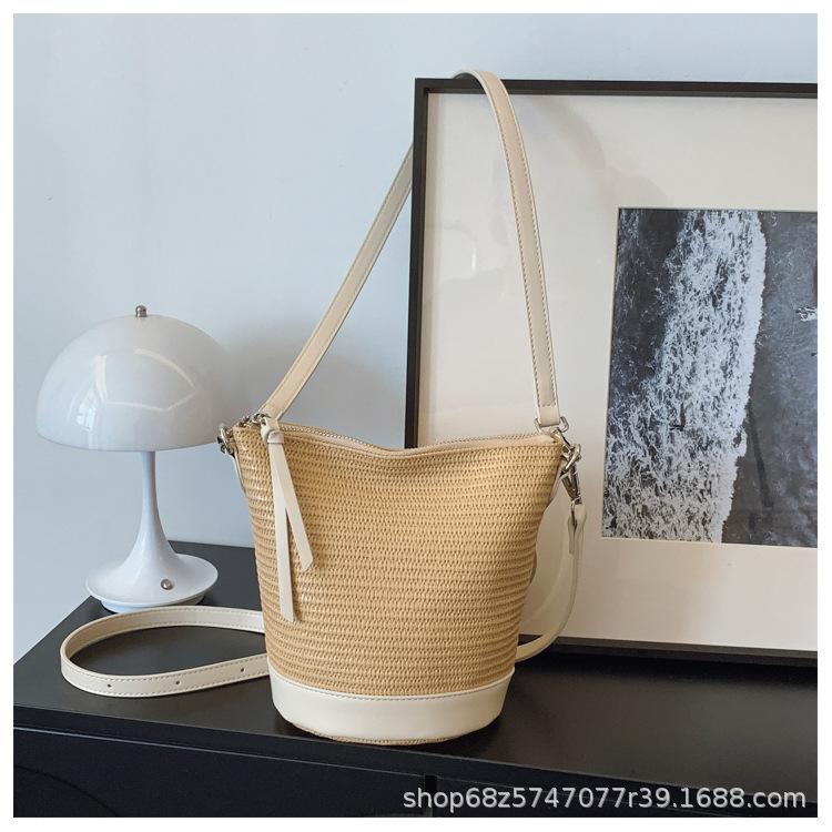 

2025 new niche woven bucket bag foreign style leisure vacation hand straw bag niche design messenger bag tide бежевый