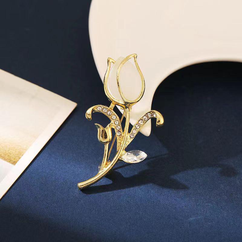 

Розкішна корейська брошка з квіткою-тюльпаном і перлинами - елегантний жіночий аксесуар високого класу