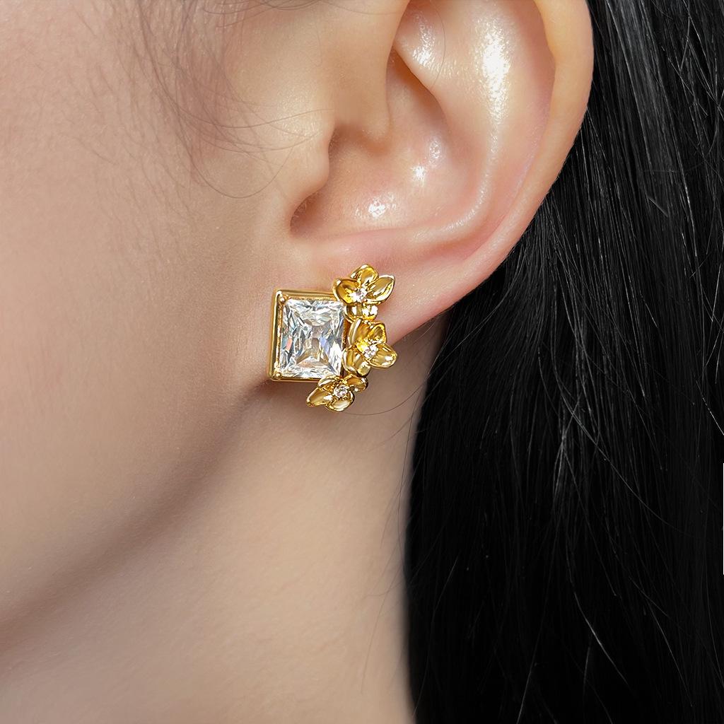 Blinking Original 18K Gold Geometric Zircon Flower Stud Earrings – Elegant Floral Cluster Design for Women.