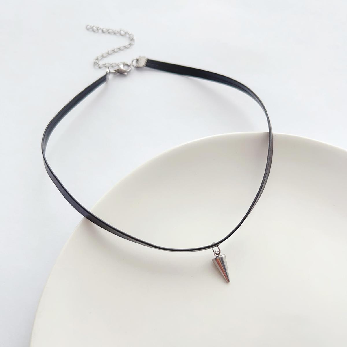 Hip hop punk rock style dark tie metal riveted pendant black PU choker choker collar accessory necklace women 40cm