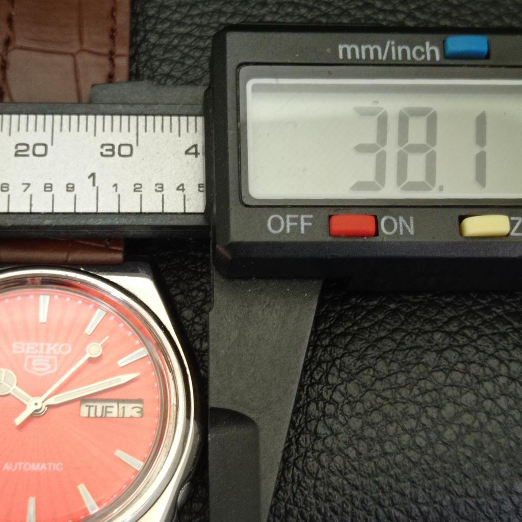 AUTOMATIC VINTAGE SEIKO 5 JAPAN 7009A MENS RED COLOR DIAL WATCH A701244-5 R206a-a701244