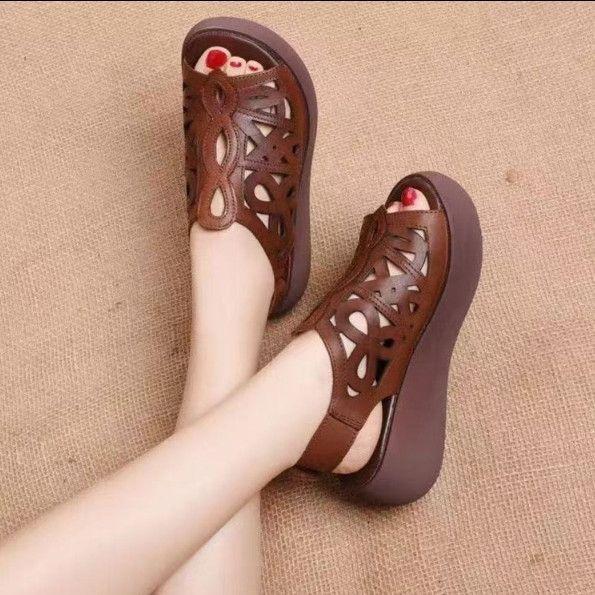 

Женские летние сандалии на платформе с танкеткой, туфли с открытым носком, мягкая подошва, повседневные удобные туфли с перфорацией 41 коричневый