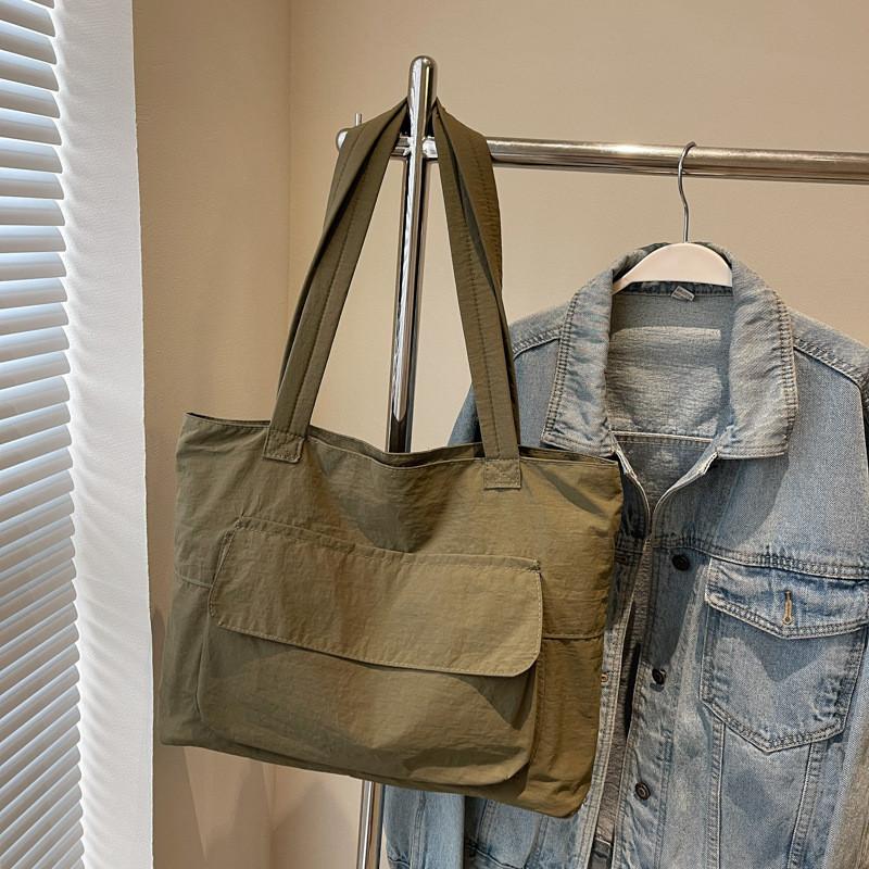 Chic Lightweight Tote Bag With Water-resistant Fabric Ideal For Autumn And Winter