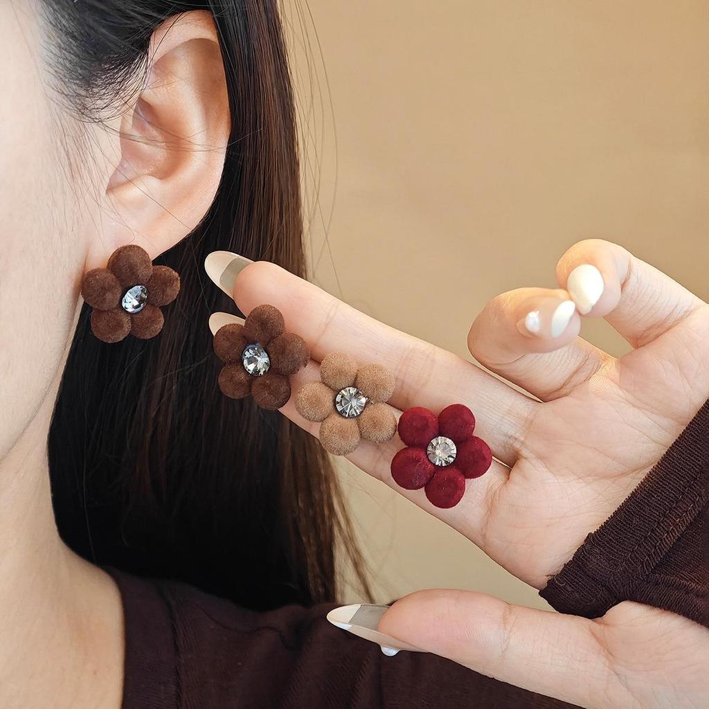 Exquisite Silver Needle Flower Stud Earrings for Women - Delicate, Versatile, Trendy Design
