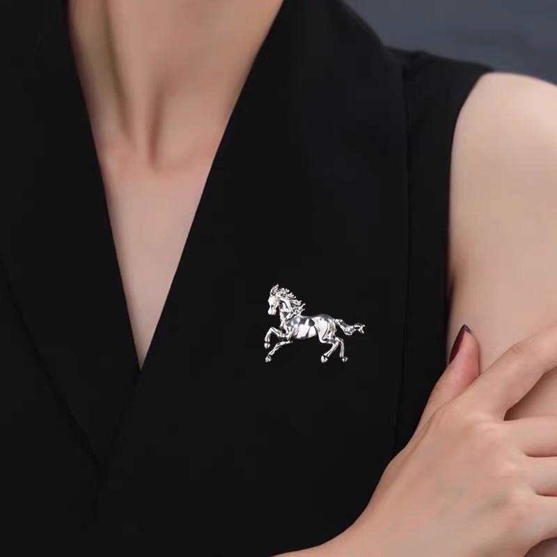 Enamel Horse Racing Brooch For Women Unisex Alloy Animal Brooches Clothing Accessories Corsage Jewelry Gift