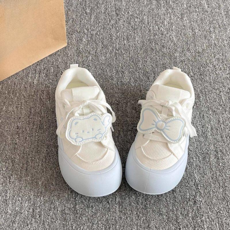 Nya dam-sneakers med tjock sula och nischade brödskor