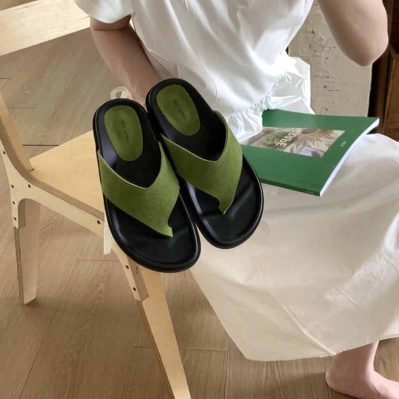 Versatile and Not Tired Feet Flat Bottom Pinch Foot Flip-flops Shoes Women Summer Wear New Retro Matte Leather Cool Slippers