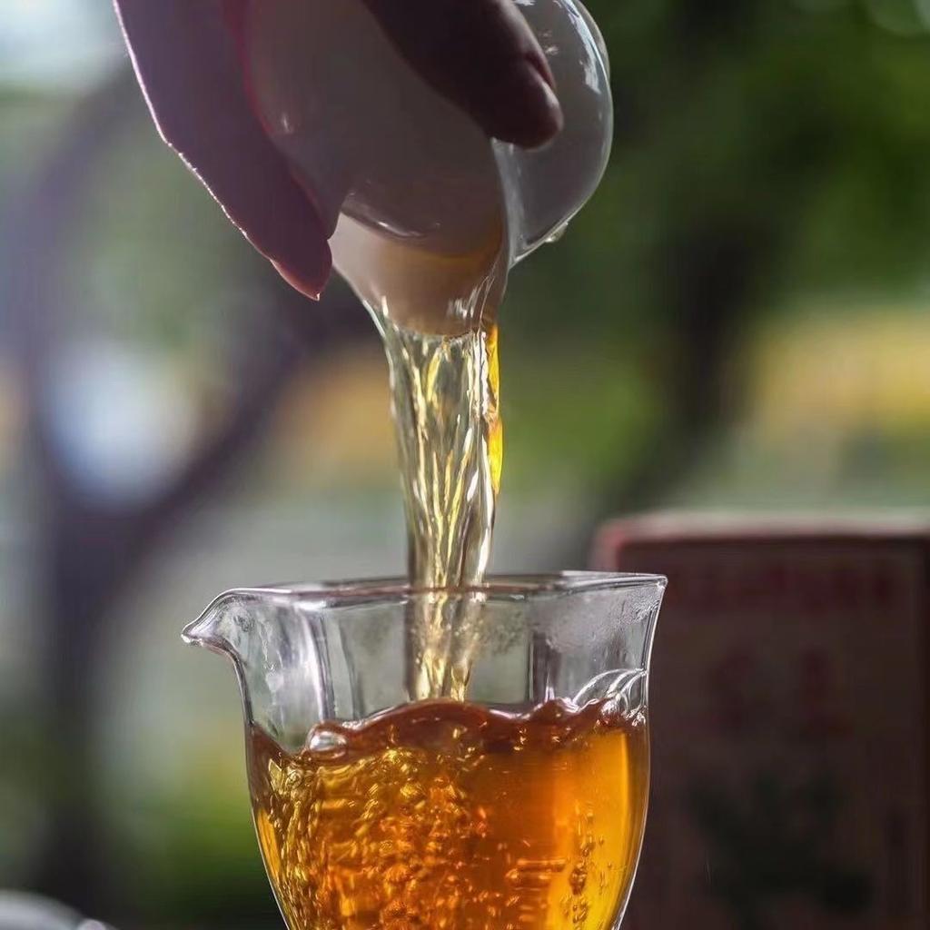 2001 Yiwu Wild Tea Yunnan Ancient Tree Pu'er Tea Smoky Fragrance Raw Tea 300g