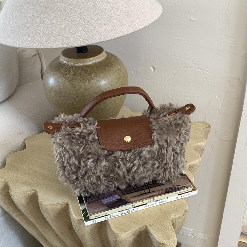 Women Luxury Plush Lamb Fur Cloud Bag Fashion Wing Design Lightweight Shoulder Crossbody Handbag For Winter 21x4x11cm хаки
