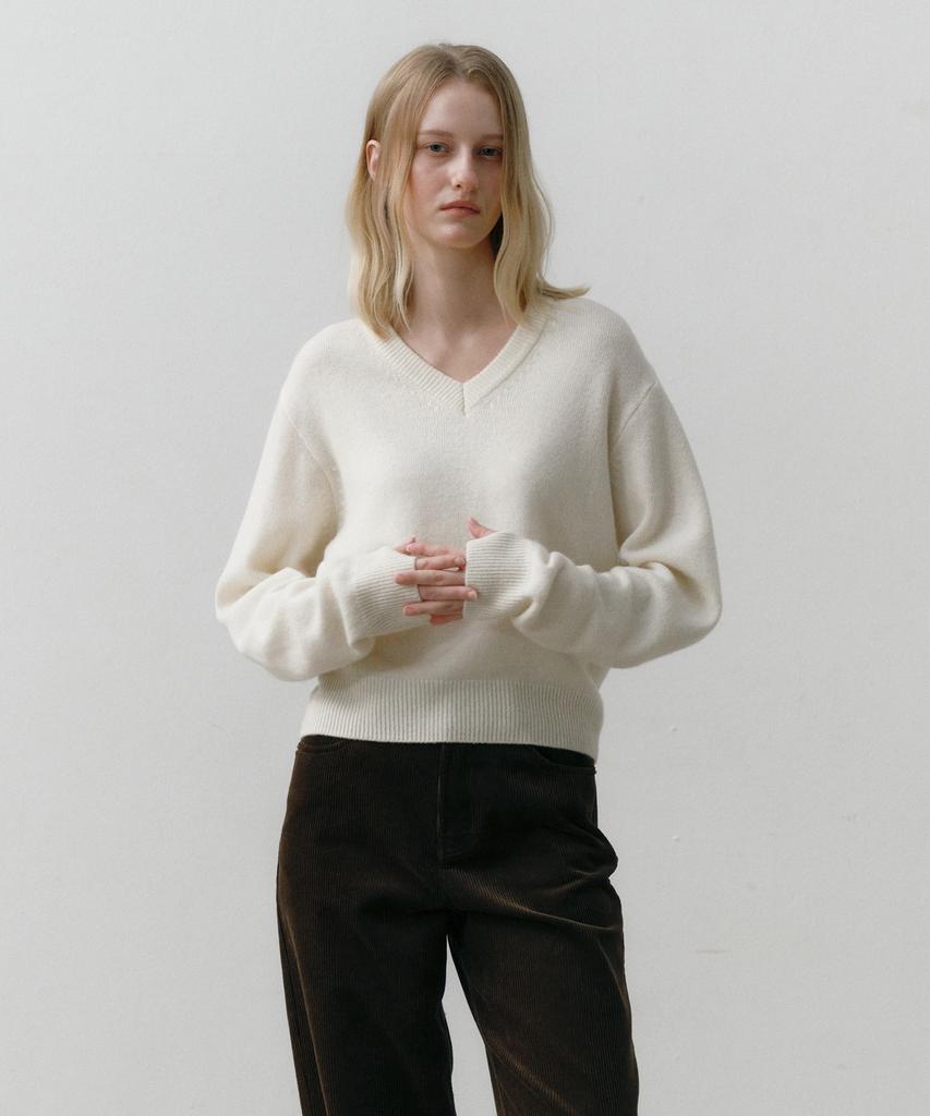 OSTKAKA Essential V-Neck Pullover Ivory