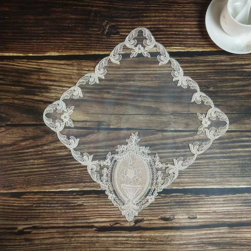 Levná evropská čtvercová síťovina vyšívaná podložka na stůl podložka pod misku podložka do vázy podložka do vázy starožitný obal na šperkovnici dekorace na nábytek