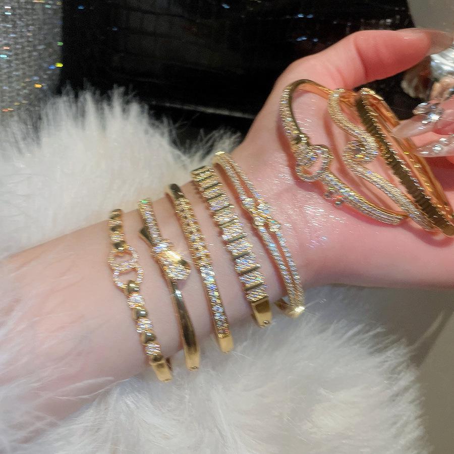 Brățară cu Cataramă Inimă din Zirconiu Placată cu Aur de 18K - Bijuterie Elegantă pentru Femei