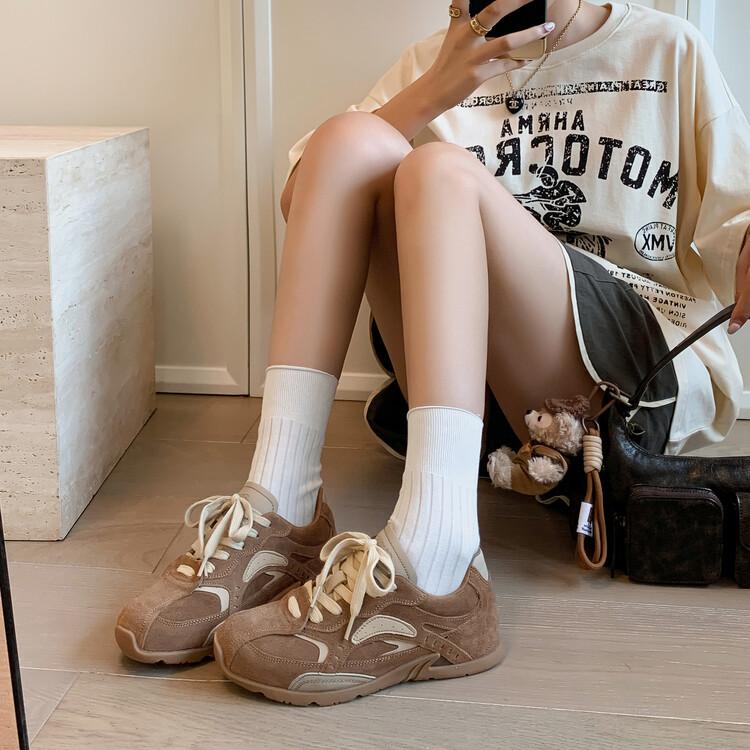 

Yinyin same style~ popular lace-up cow flip casual shoes women s 2025 autumn new Xiaohongdui popular German training shoes 39 темно-коричневого