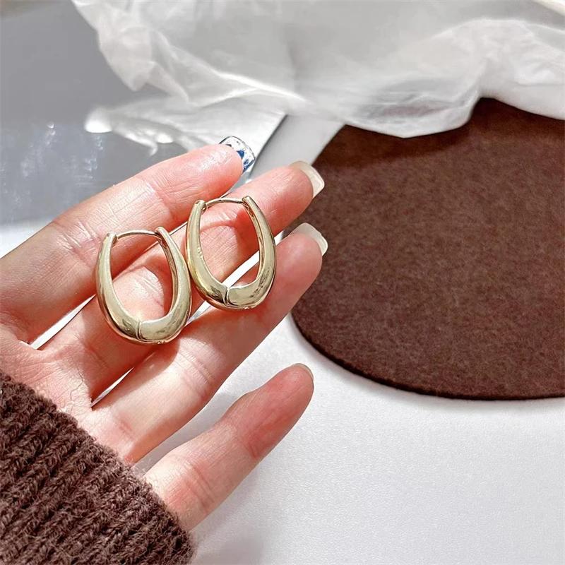 

Новые модные металлические висячие серьги для женщин, гладкая пряжка для ушей, овальная геометрическая форма, изысканное индивидуальное украшение в виде кольца для ушей золотой