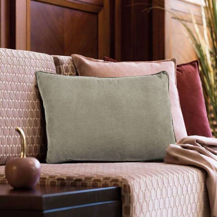 Coussin en suédine taupe 60x40