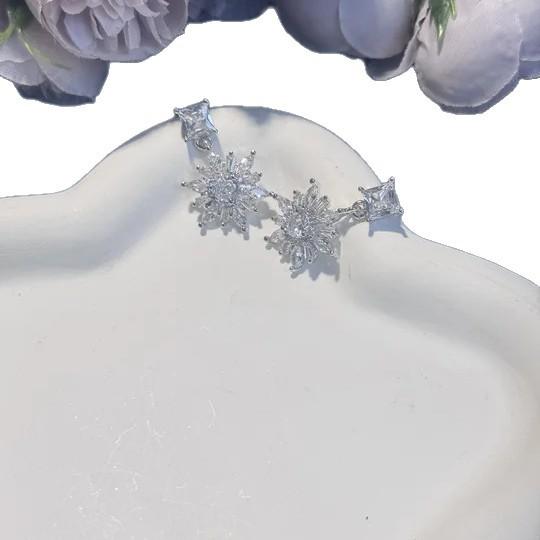 Light Luxury Fashion Diamond Temperament Snowflake Square Stud Earrings Versatile Niche Design High-end Flower Fringed Earrings